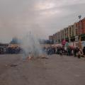 Conclusione del corteo al campo sportivo di via Pratt con il falò finale dei simboli negativi. ph. Aniello Gentile