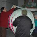 Il rivestimento del gomitolo-ecoballa (tubi pvc, fil di ferro, stoffa). ph. Martina Pignataro.
