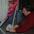 Il rivestimento del gomitolo-ecoballa (tubi pvc, fil di ferro, stoffa). ph. Martina Pignataro.