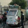 Il camion della spazzatura in versione carroarmato che traina un