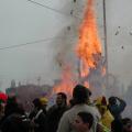 Falò finale al Campo Rom di Scampìa: la lavatrice prende fuoco. ph. Aniello Gentile.
