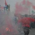 Fumogeni e balli intorno al falò. Ph. Aniello Gentile.