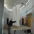 Prove tecniche di dimensione della vela della zattera (lenzuolo, tubo in pvc, legno, cartone), gennaio 2010.ph. Martina Pignataro.