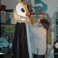 Laboratori di carnevale 2011 del GRIDAS. La maschera del GRIDAS (gommapiuma, stecche di persiane, legno e stoffe). Ph. Martina Pignataro.