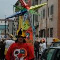 Il corteo imbocca via Gran Sasso: il Maestro Tarricone, la rosa dei venti, la gru. 29° Corteo di carnevale di Scampia, domenica 6 marzo 2011. Ph. Aniello Gentile.