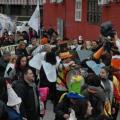 I rimpalli di sacchetti inscenati dal coordinamento anti discariche per un ciclo virtuoso dei rifiuti. 29° Corteo di carnevale di Scampia, domenica 6 marzo 2011. Ph. Aniello Gentile.