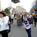 I sacchetti volandi del coordinamento antidiscariche. 29° Corteo di carnevale di Scampia, domenica 6 marzo 2011. Ph. Luca Pignataro.