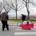 La macchinina e la bicicletta. 29° Corteo di carnevale di Scampia, domenica 6 marzo 2011. Ph. Luca Pignataro.