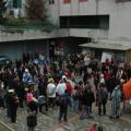 Il corteo invade il cortile del lotto P. 29° Corteo di carnevale di Scampia, domenica 6 marzo 2011. Ph. Aniello Gentile.