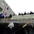 Maschere e striscioni sui ballatoi del lotto P. 29° Corteo di carnevale di Scampia, domenica 6 marzo 2011. Ph. Luca Pignataro.