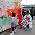 Il muro del Centro Territoriale Mammut si riempie di colori superando le barriere. 29° Corteo di carnevale di Scampia, domenica 6 marzo 2011. Ph. Luca Pignataro.