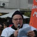 Il Maestro Gianni Tarricone illustra i carri del 30° Corteo di Carnevale di Scampia, Domenica 19 febbraio 2012. ph. Aniello Gentile.