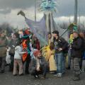 Maschere e colori intorno al falò allegorico conclusivo del 30° Corteo di Carnevale di Scampia, Domenica 19 febbraio 2012. ph. Aniello Gentile.
