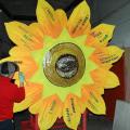 Laboratori di Carnevale 2013 del GRIDAS: girasole per il carro positivo degli orti e del compostaggio (legno e cartone). ph. Martina Pignataro.