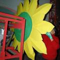Laboratori di Carnevale 2013 del GRIDAS: girasole per il carro positivo degli orti e del compostaggio (legno e cartone). ph. Martina Pignataro.