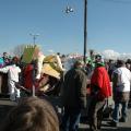 Si prepara il falò dei simboli negativi mentre il cassonetto con i rifiuti tossici viene simbolicamente accompagnato alla vicina isola ecologica, conclusione del 31° Corteo di Carnevale di Scampia, domenica 10 febbraio 2