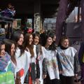 Le studentesse del liceo con le pettorine della costruzione dell