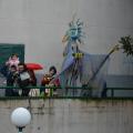 La luna si affaccia dai ballatoi del Lotto P al 32° Corteo di Carnevale di Scampia, Domenica 2 marzo 2014. Ph. Aniello Gentile.