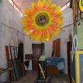 Girasole issato sulla struttura che lo porterà (legno, cartone e cartapesta). Laboratori di Carnevale 2015. Ph. Martina Pignataro.
