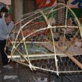 Un emisfero del cervello prende forma (legno, canne di fiume, rete per galline, fil di ferro). Laboratori di Carnevale 2016. Ph. Martina Pignataro.