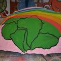La pangea e l’arcobaleno sul lobo sinistro del cervello. Laboratori di Carnevale 2016. Ph. Michele Vincenzo Gentile.