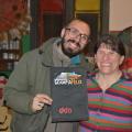 Il regista Francesco di Martino e Martina Pignataro mostrano il prototipo del dvd “Scampia Felix” pronto per il debutto al 34° Corteo di Carnevale di Scampia, 2016. Ph. Giovanna Pignataro.