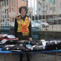 Banchetto di vendita e distribuzione ai coproduttori delle magliette della BandaBaleno Murga di Napoli alla partenza del 34° Corteo di Carnevale di Scampia, domenica 7 febbraio 2016. Ph. Silvana Giannotta.