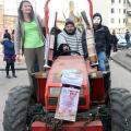 San Ghetto Martire incorniciato dal trattore confiscato del ‘Fondo rustico Amato Lamberti’ di Chiaiano al 34° Corteo di Carnevale di Scampia, domenica 7 febbraio 2016. Ph. Ferdinando Kaiser.