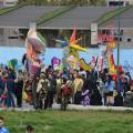 La Titubanda e il 34° Corteo di Carnevale di Scampia sostano a Largo Battaglia per il falò allegorico e la deposizione di un olivo nell’aiuola del Mediterraneo, domenica 7 febbraio 2016. Ph. Aniello Gentile.