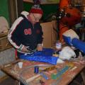 Aldo al rivestimento dell’insetto (fil di ferro, stoffa, tela da vela). Laboratori di Carnevale 2017. Ph. Martina Pignataro.