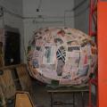 Mappamondo (tubi in pvc, canne di fiume e fil di ferro, rivestimento in carta di giornale con colla da parati). Laboratori di Carnevale 2017. Ph. Martina Pignataro.