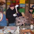 Rivestimento della testa di porco (fil di ferro, giornali, colla da parati). Laboratori di Carnevale 2017. Ph. Martina Pignataro.
