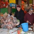 Rivestimento della testa di porco (fil di ferro, giornali, colla da parati). Laboratori di Carnevale 2017. Ph. Martina Pignataro.