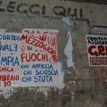 Manifesti fuori la sede del GRIDAS per il 36° Corteo di Carnevale di Scampia.