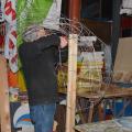 Sergio fagocitato dalla mano in fil di ferro, laboratori per il 36° Corteo di Carnevale di Scampia, gennaio 2018. Ph. Martina Pignataro.