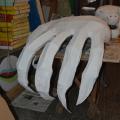 La mano negativa prende colore (fil di ferro e cartapesta), laboratori per il 36° Corteo di Carnevale di Scampia, gennaio 2018. Ph. Martina Pignataro.