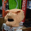 Trump-pig riprende colore (fil di ferro, cartapesta), laboratori per il 36° Corteo di Carnevale di Scampia, febbraio 2018. Ph. Martina Pignataro.