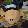Kim Jong-un pig prende colore (fil di ferro, cartapesta, ritagli di pellicciotto), laboratori per il 36° Corteo di Carnevale di Scampia, febbraio 2018. Ph. Martina Pignataro.