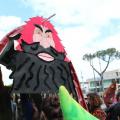 Mangiafuoco sul carro di “Chi rom e…chi no” al 36° Corteo di Carnevale di Scampia, domenica 11 febbraio 2018. Ph. Rosario Nasti.
