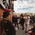 Le serenate ai balconi della Compagnia Delirio Creativo al 36° Corteo di Carnevale di Scampia, domenica 11 febbraio 2018. Ph. Delirio Creativo.