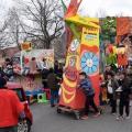 Il carro di libri della Biblioteca di Scampia e l’arrivo al lotto P del 36° Corteo di Carnevale di Scampia, domenica 11 febbraio 2018. Ph. (R)esistenza.