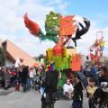 I carri sostano fuori al Lotto P mentre le murgas e le maschere lo invadono di ritmi e colori, 36° Corteo di Carnevale di Scampia, domenica 11 febbraio 2018. Ph. Aniello Gentile.