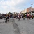 Il Frente murguero italiano invade Largo Battaglia danzando sulle ceneri dei simboli negativi bruciati a conclusione del 36° Corteo di Carnevale di Scampia, domenica 11 febbraio 2018. Ph. Martina Pignataro.