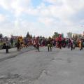 Il Frente murguero italiano invade Largo Battaglia danzando sulle ceneri dei simboli negativi bruciati a conclusione del 36° Corteo di Carnevale di Scampia, domenica 11 febbraio 2018. Ph. Martina Pignataro.