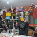 Nuove strutture per i carri prendono corpo (canne di fiume, tubi in pvc, fil di ferro) ai laboratori per il 37° Corteo di Carnevale di Scampia, gennaio 2019. Ph. Martina Pignataro.