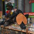 Ristrutturazione di vecchi insetti ai laboratori per il 37° Corteo di Carnevale di Scampia, febbraio 2019. Ph. Martina Pignataro.