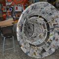 Rivestimento in cartapesta del megafono ai laboratori per il 37° Corteo di Carnevale di Scampia, febbraio 2019. Ph. Martina Pignataro.
