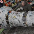 Rivestimento in cartapesta del megafono ai laboratori per il 37° Corteo di Carnevale di Scampia, febbraio 2019. Ph. Martina Pignataro.