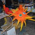 Sistemazione della maschera del sole. Laboratori per il 37° Corteo di Carnevale di Scampia, marzo 2019. Ph. Martina Pignataro.