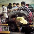 1986. La fabbricazione dello scarrafone. Fil di ferro, tubi di pvc.